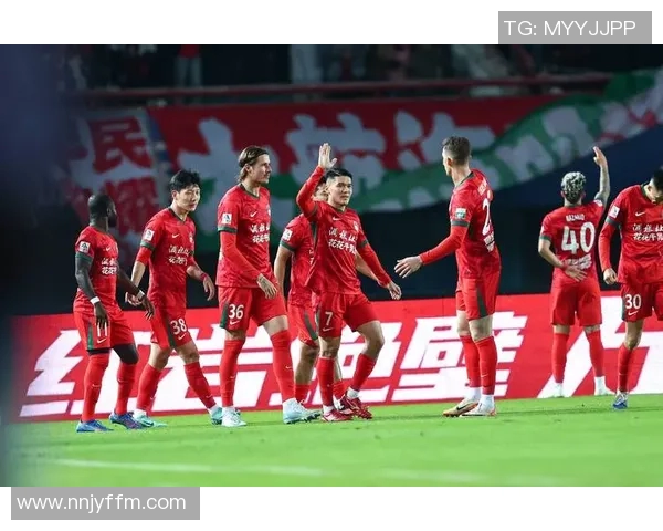 足球明星进球后击掌庆祝的精彩瞬间与背后的团队精神解析