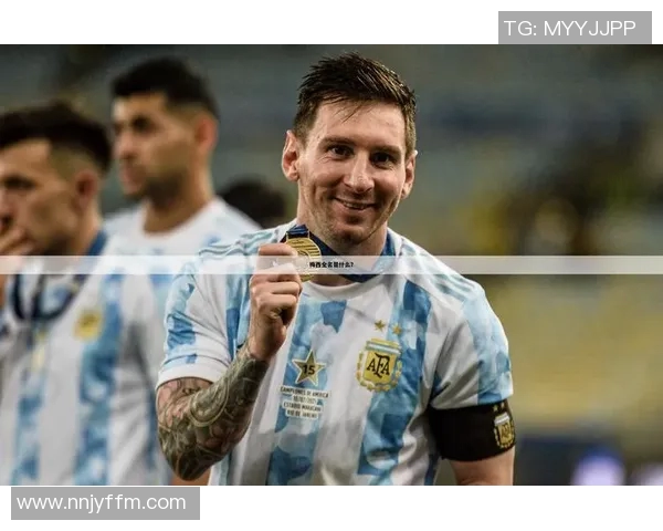 足球明星挂件摆件图片展示让你感受足球魅力与明星风采的完美结合